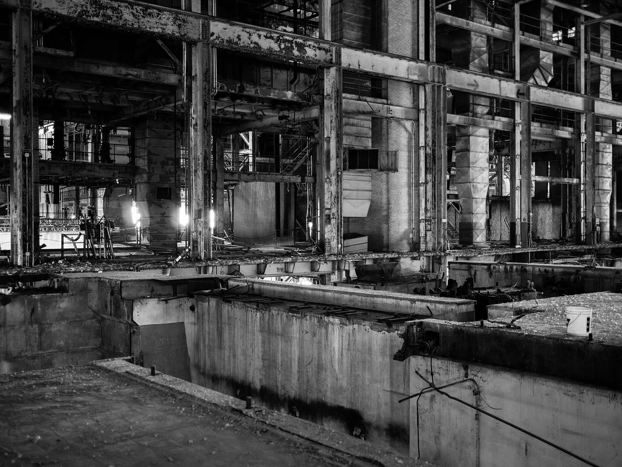 industrial, warehouse, abandoned building, interior, concrete, empty, urban, building, architecture, gray interior, gray industry. How to judge an industrial space adviser before you hire one