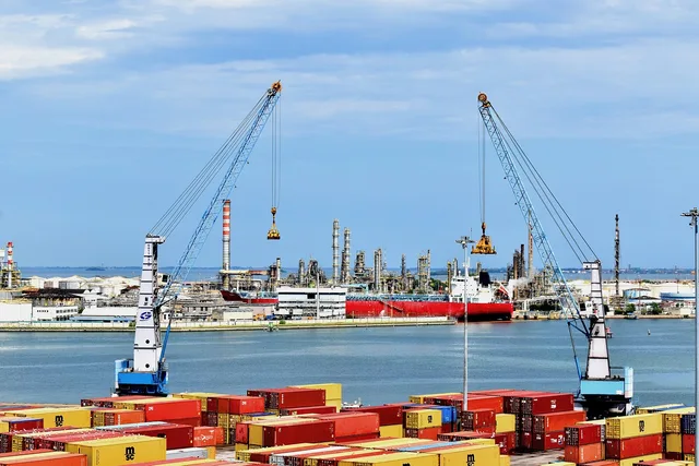 loading dock, sea, port, ships, nature, harbor, cargo ship, freighter, ocean, dock, cargo. Dock doors, rail spurs and trailers: how to read freight access in a US industrial lease