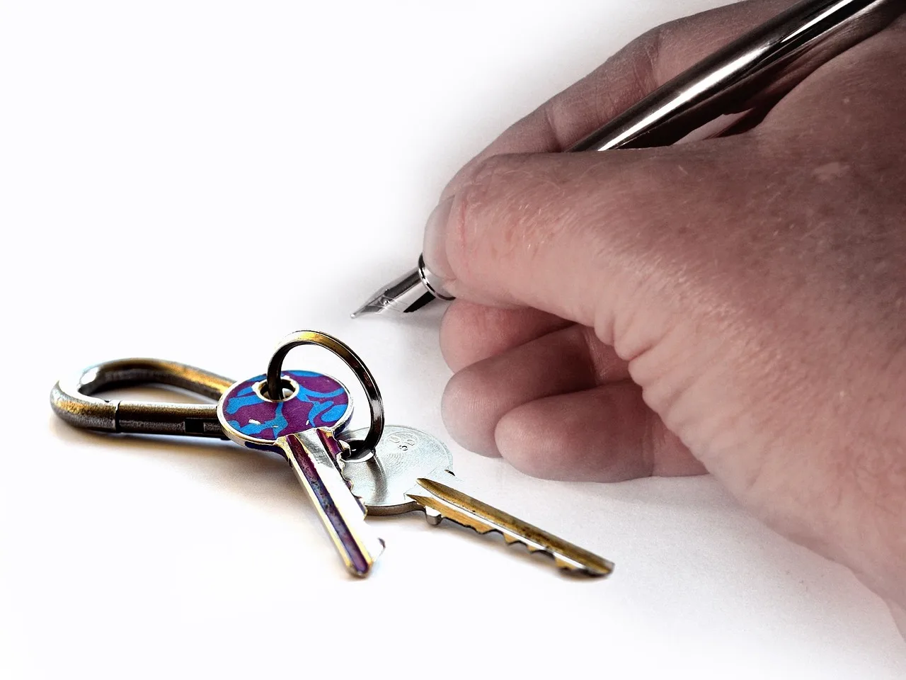 hand, key, house keys, keys, pen filler, fountain pen, signature, lease, tenant, landlord, rental, contract, sign off, sign, lease, tenant, tenant, tenant, tenant, landlord, landlord, landlord, landlord, landlord, rental, rental, rental, contract, contract. Leasing hospitality property: restaurant and hotel space checks before you sign