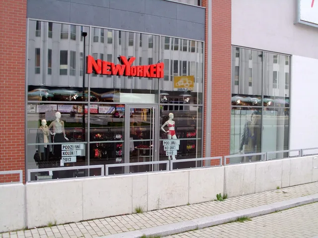 shop, shopping, mall, shopper, building, oc forum, new yorker, ústí nad labem. Retail space before you sign: foot traffic, neighbors, percentage rent, delivery condition